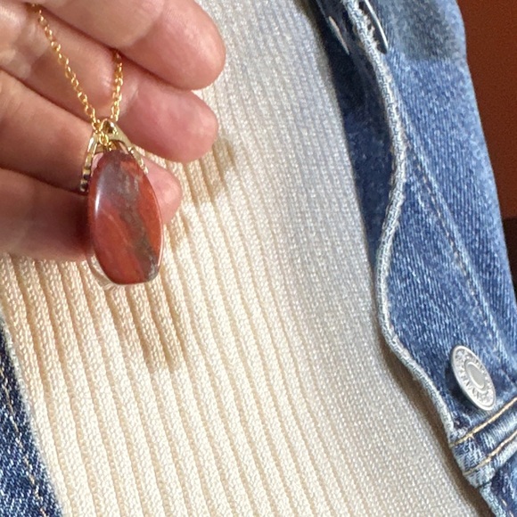 Red Picasso jasper carved handbag in vermeil gold dainty chain pendant necklace - Picture 3 of 4